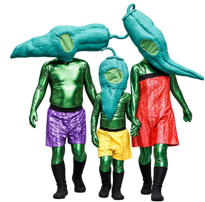 ししとう家族。ししとうの頭をかぶった3人家族